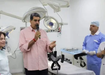 Maduro entrega 22 centros de salud recuperados