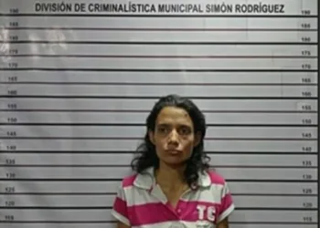 por causarle quemaduras a su madre