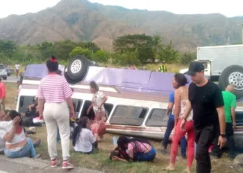Volcamiento en la Autopista Regional del Centro
