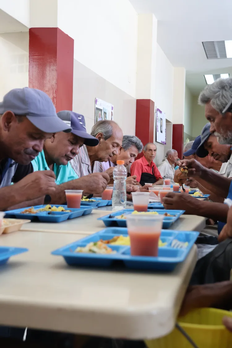 Más de 350 adultos mayores