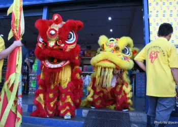 La comunidad china de Valencia organizó un pequeño recorrido por comercios asiáticos del Mercado Periférico y la avenida Aranzazu