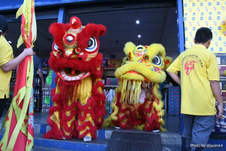 La comunidad china de Valencia organizó un pequeño recorrido por comercios asiáticos del Mercado Periférico y la avenida Aranzazu