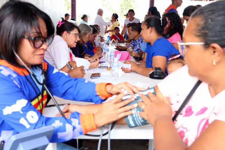 La gobernación de Carabobo, en conjunto con Insalud, 0800 Bigote, Barrio Adentro y la alcaldía de Valencia, llevó a cabo una jornada médico integral que benefició a más de 700 personas.