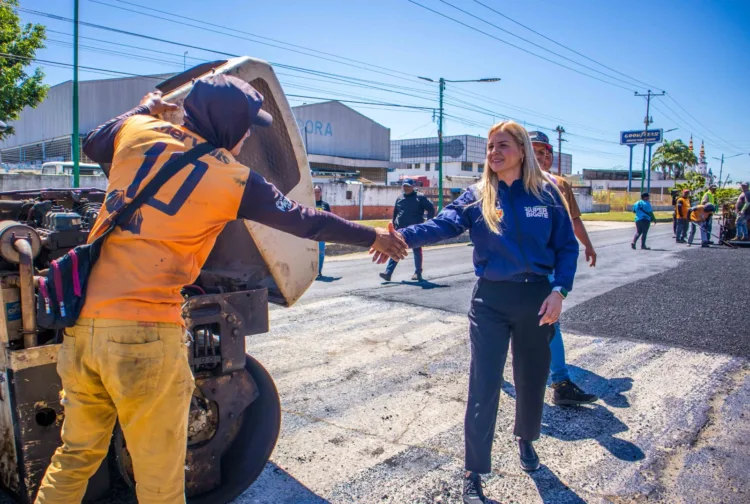 La alcaldía de los Guayos aplicó cincuenta toneladas de asfalto en la carretera Los Guayos – Guacara, como parte de su plan de recuperación de la infraestructura vial de la entidad.