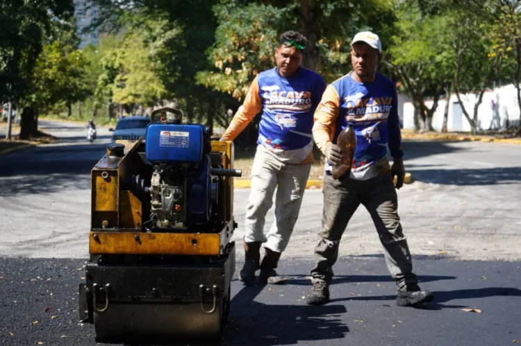 La alcaldesa encargada del municipio Valencia, Dina Castillo, anunció que su gestión ha avanzado en las labores de colocación de más de dos mil 100 toneladas de asfalto en avenidas y calles de la entidad.