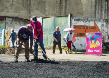 Cuadrillas del gobierno regional y la alcaldía de Naguanagua han aplicado cerca de 300 toneladas de asfalto en las calles y avenidas del municipio.
