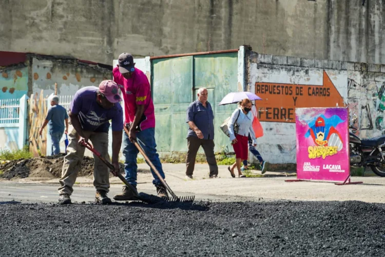 Cuadrillas del gobierno regional y la alcaldía de Naguanagua han aplicado cerca de 300 toneladas de asfalto en las calles y avenidas del municipio.