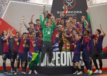 El Barcelona derrotó al Real Madrid 5 goles a 2 y se coronó campeón de la Supercopa de España, celebrada en Yeda, Arabia Saudí.