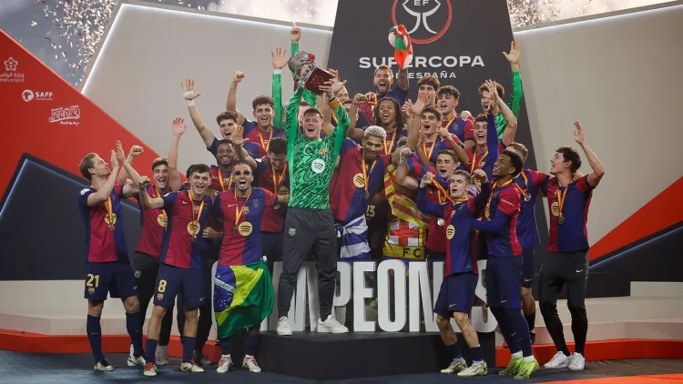 El Barcelona derrotó al Real Madrid 5 goles a 2 y se coronó campeón de la Supercopa de España, celebrada en Yeda, Arabia Saudí.