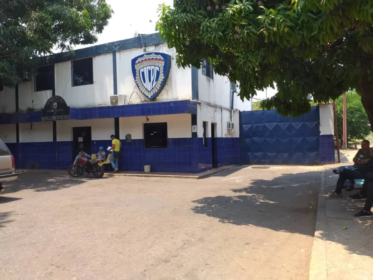 Un motociclista de 32 años de edad falleció este jueves tras caer del elevado del distribuidor San Blas, en el municipio Valencia.