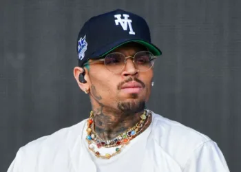 Chris Brown presentí una demanda en contra de Warner Bros por 500 millones de dólares.