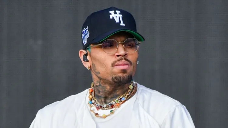 Chris Brown presentí una demanda en contra de Warner Bros por 500 millones de dólares.