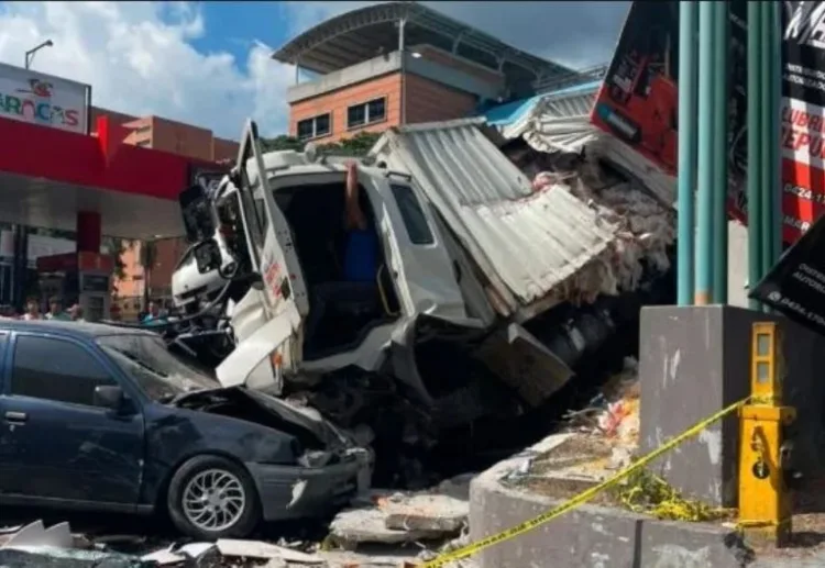 Una colisión de múltiples vehículos se registró en Caracas este 16 de enero. En el siniestro se reportaron varios fallecidos.
