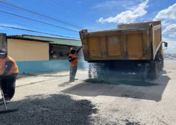 Cuadrillas de la gobernación de Carabobo han vertido más de 145 toneladas de asfalto en Los Guayos, con el objetivo de recuperar las vías del municipio.