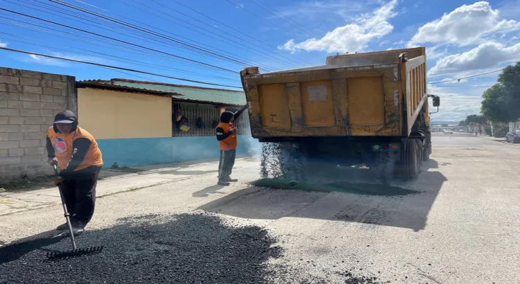 Cuadrillas de la gobernación de Carabobo han vertido más de 145 toneladas de asfalto en Los Guayos, con el objetivo de recuperar las vías del municipio.