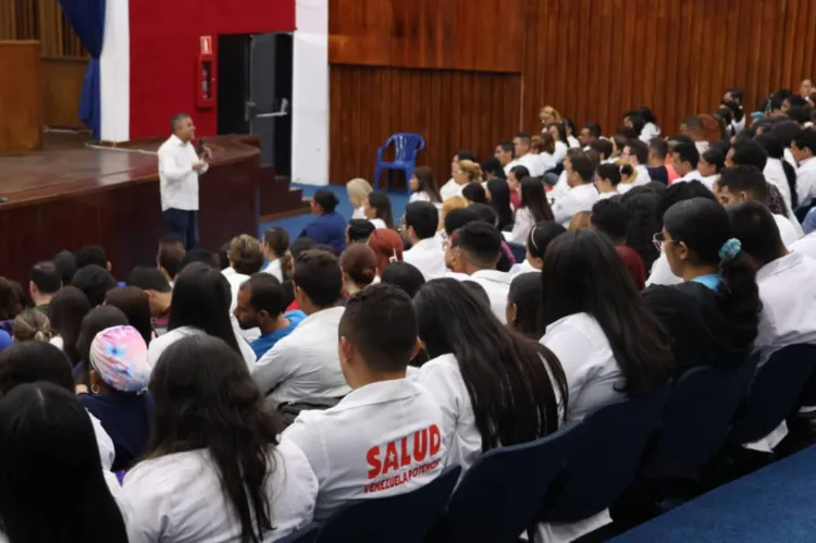 Este lunes tuvo lugar la sesión inaugural del Curso Introductorio para los Médicos, que contó con la presencia de más de 200 profesionales de la salud egresados de diferentes universidades del estado.