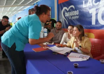 Dina Castillo, alcaldesa encargada de Valencia, escuchó las principales inquietudes de los vecinos de la comunidad El Palotal, ubicada en la parroquia Santa Rosa.