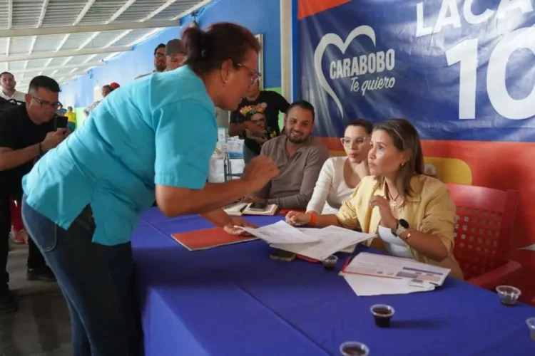 Dina Castillo, alcaldesa encargada de Valencia, escuchó las principales inquietudes de los vecinos de la comunidad El Palotal, ubicada en la parroquia Santa Rosa.