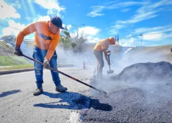 El Instituto Autónomo para la Administración, Mantenimiento y Conservación de la Vialidad en Carabobo llevó a cabo la aplicación de 20 toneladas de asfalto en el distribuidor El Palito del Municipio Puerto Cabello.
