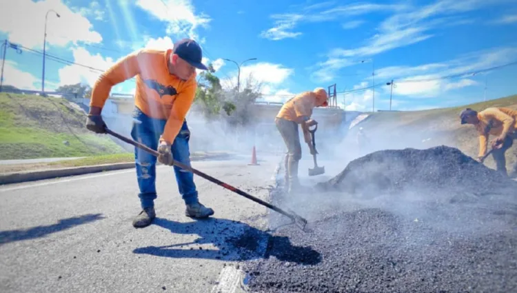 El Instituto Autónomo para la Administración, Mantenimiento y Conservación de la Vialidad en Carabobo llevó a cabo la aplicación de 20 toneladas de asfalto en el distribuidor El Palito del Municipio Puerto Cabello.