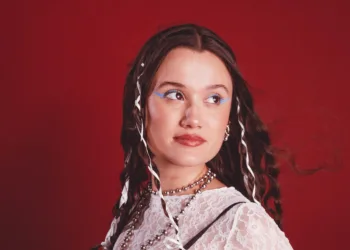 La joven cantante venezolana, Joaquina, lanzará próximamente su primer álbum “Al romper la burbuja”.
