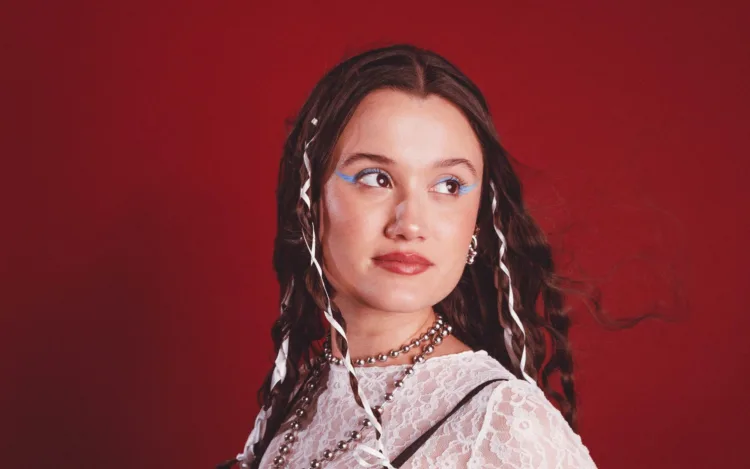La joven cantante venezolana, Joaquina, lanzará próximamente su primer álbum “Al romper la burbuja”.