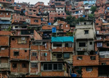 Un hombre de 41 años fue asesinado este viernes de 10 de enero en el barrio Carpintero de Petare. La causa de muerte fueron heridas de bala producto de múltiples disparos recibidos.