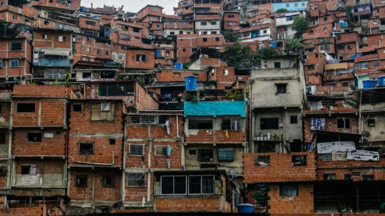 Un hombre de 41 años fue asesinado este viernes de 10 de enero en el barrio Carpintero de Petare. La causa de muerte fueron heridas de bala producto de múltiples disparos recibidos.