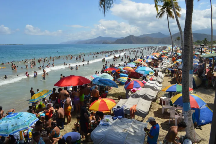 Costas carabobeñas abarrotadas de turistas