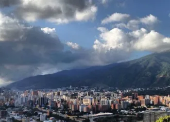 Cuadrillas de la gobernación vierten más de 145 toneladas de asfalto en Los Guayos https://sandyaveledo.net/cuadrillas-de-la-gobernacion-vierten-mas-de-145-toneladas-de-asfalto-en-los-guayos/