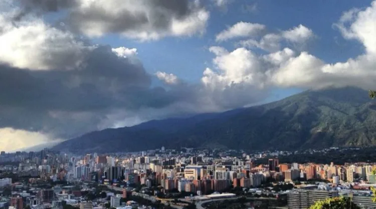 Cuadrillas de la gobernación vierten más de 145 toneladas de asfalto en Los Guayos https://sandyaveledo.net/cuadrillas-de-la-gobernacion-vierten-mas-de-145-toneladas-de-asfalto-en-los-guayos/