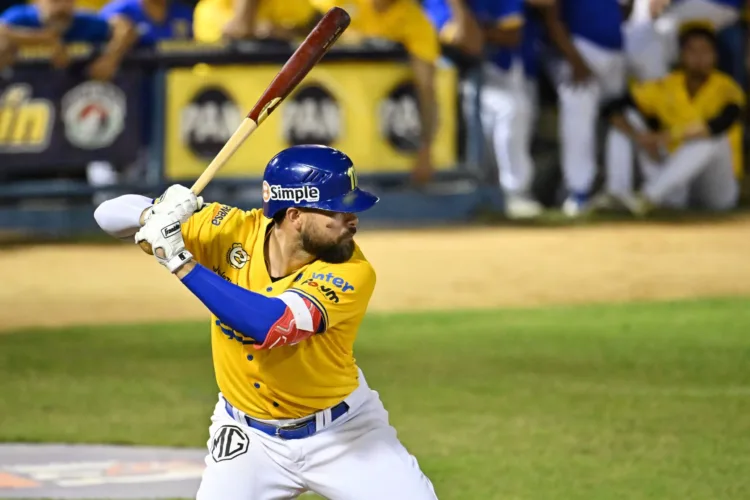 Los Navegantes del Magallanes dejaron en el terreno a las Águilas del Zulia en un intenso duelo celebrado este viernes en el estadio José Bernardo Pérez de Valencia.
