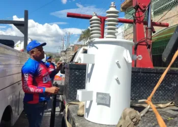 La alcaldesa encargada del municipio Valencia, Dina Castillo, instruyó la sustitución de un transformador de energía para beneficiar a un total de 200 familias de la comunidad Ricardo Urriera.