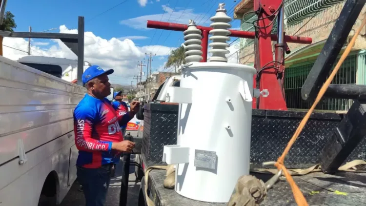 La alcaldesa encargada del municipio Valencia, Dina Castillo, instruyó la sustitución de un transformador de energía para beneficiar a un total de 200 familias de la comunidad Ricardo Urriera.