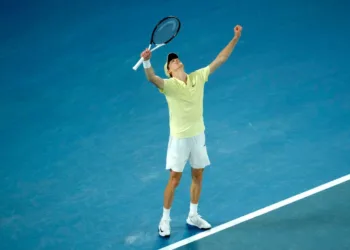 El italiano Jannik Sinner derrotó este domingo al alemán Alexander Zverev en sets corridos para coronarse campeón por segundo año consecutivo del Abierto de Australia. El marcador final fue de 6/3, 7/6 (4) y 6/3.