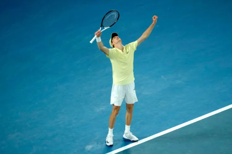 El italiano Jannik Sinner derrotó este domingo al alemán Alexander Zverev en sets corridos para coronarse campeón por segundo año consecutivo del Abierto de Australia. El marcador final fue de 6/3, 7/6 (4) y 6/3.