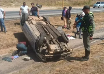 El volcamiento de un vehículo en la Autopista Regional del Centro dejó dos personas heridas este domingo 26 de enero.