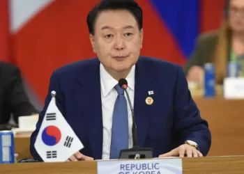 El expresidente coreano Yoon Suk-yeol fue detenido por las autoridades del país asiático, a raíz del infructuoso intento por imponer la ley marcial el pasado 3 de diciembre. La orden fue dictaminada por la Oficina de Investigación de la Corrupción para Altos Funcionarios (OIC). Pronto se abrirá una investigación completa. Este suceso convierte a Yoon en el primer presidente coreano en afrontar un arresto. Los militares locales pudieron haber llegado a interferir con la operación, pues levantaron barricadas para evitar el arresto. Asimismo, las autoridades pudieron entrar a la residencia de Yoon en medio de una multitud de simpatizantes, cuyo número estaba estimado en unas 6 mil 500 personas de acuerdo a la policía.