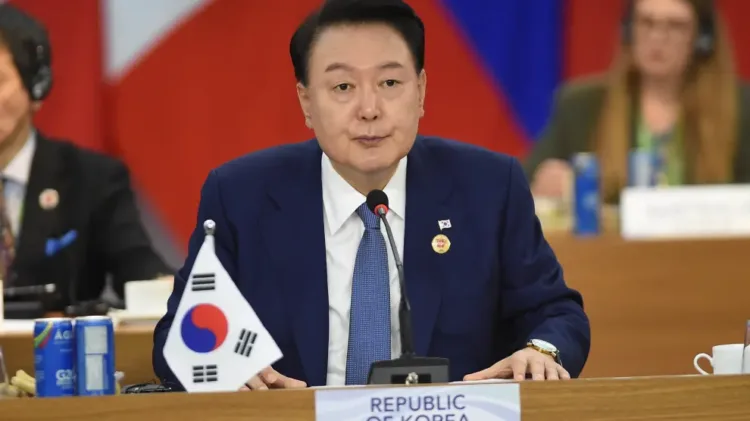 El expresidente coreano Yoon Suk-yeol fue detenido por las autoridades del país asiático, a raíz del infructuoso intento por imponer la ley marcial el pasado 3 de diciembre. La orden fue dictaminada por la Oficina de Investigación de la Corrupción para Altos Funcionarios (OIC). Pronto se abrirá una investigación completa. Este suceso convierte a Yoon en el primer presidente coreano en afrontar un arresto. Los militares locales pudieron haber llegado a interferir con la operación, pues levantaron barricadas para evitar el arresto. Asimismo, las autoridades pudieron entrar a la residencia de Yoon en medio de una multitud de simpatizantes, cuyo número estaba estimado en unas 6 mil 500 personas de acuerdo a la policía.