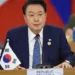 El expresidente coreano Yoon Suk-yeol fue detenido por las autoridades del país asiático, a raíz del infructuoso intento por imponer la ley marcial el pasado 3 de diciembre. La orden fue dictaminada por la Oficina de Investigación de la Corrupción para Altos Funcionarios (OIC). Pronto se abrirá una investigación completa. Este suceso convierte a Yoon en el primer presidente coreano en afrontar un arresto. Los militares locales pudieron haber llegado a interferir con la operación, pues levantaron barricadas para evitar el arresto. Asimismo, las autoridades pudieron entrar a la residencia de Yoon en medio de una multitud de simpatizantes, cuyo número estaba estimado en unas 6 mil 500 personas de acuerdo a la policía.