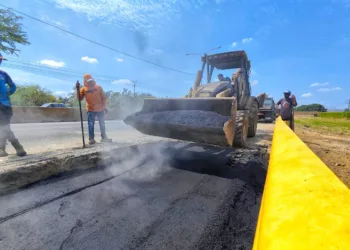 La gobernación de Carabobo, a través del Instituto Autónomo para la Administración, Mantenimiento y Conservación de la Vialidad de Carabobo (Invialca), llevó a cabo una jornada de limpieza y recolección de desechos vegetales en las autopistas Valencia-Puerto Cabello y Puerto Cabello-Morón, para promover un entorno más limpio y seguro para los conductores.