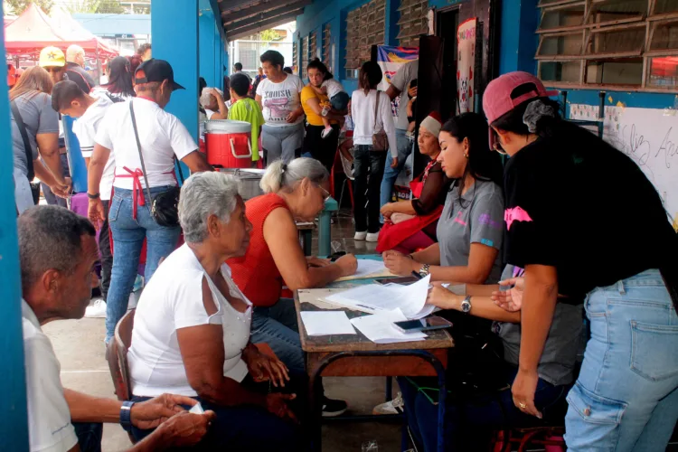Más de 400 adultos mayores