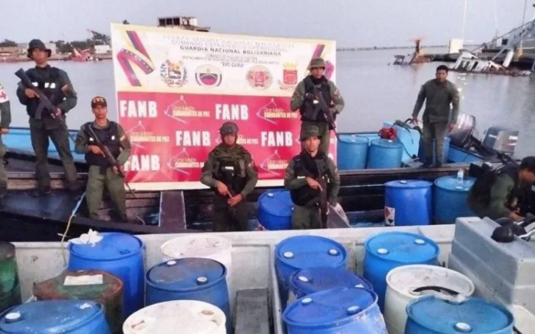 Una embarcación con 3 mil 960 litros de gasolina fue hallada recientemente por efectivos de la Fuerza Armada Nacional Bolivariana.
