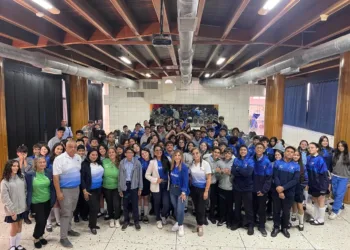 El Colegio Santa Rosa ofreció un taller de emprendimiento y comunicación para los estudiantes de su plantel, que contó con la participación de la periodista Sandy Aveledo y la profesora Alexandra Mireles.
