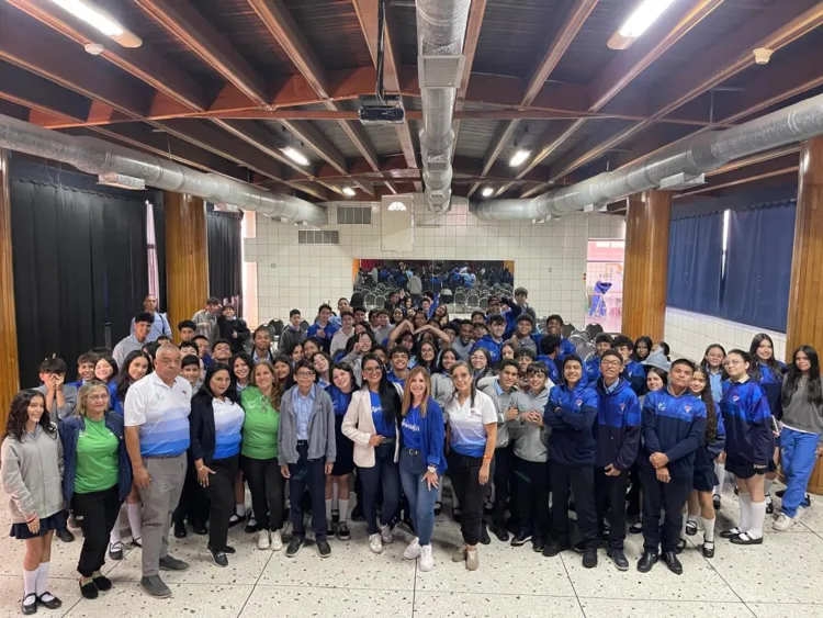 El Colegio Santa Rosa ofreció un taller de emprendimiento y comunicación para los estudiantes de su plantel, que contó con la participación de la periodista Sandy Aveledo y la profesora Alexandra Mireles.