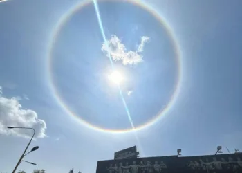 Un fenómeno óptico sorprendió a los carabobeños este sábado, con la formación de un halo solar en torno al sol.