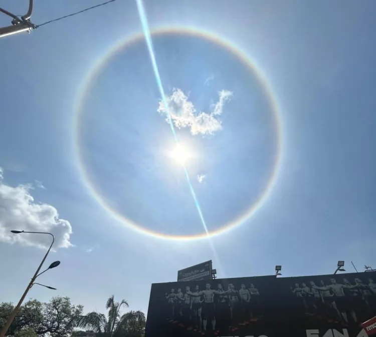 Un fenómeno óptico sorprendió a los carabobeños este sábado, con la formación de un halo solar en torno al sol.
