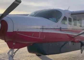 Un pequeño avión de pasajeros se estrelló recientemente en la zona oeste de Alaska, según confirmaron fuentes estadounidenses recientemente.
