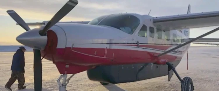 Un pequeño avión de pasajeros se estrelló recientemente en la zona oeste de Alaska, según confirmaron fuentes estadounidenses recientemente.