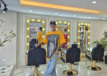Valderrama Estudio es un local dedicado a la salud capilar y a la estética, ubicado en el Centro Comercial La Galería de Valencia. Se caracterizan por manejar un concepto que va más allá de sus tratamientos. “Estamos caracterizados por ofrecer más que belleza, una experiencia de belleza, en la cual cada uno de nuestros clientes son atendidos personal y exclusivamente para que tengan el servicio ideal”, es la forma en que lo define su propietario, tal. En el estudio trabajan con diversos productos, siempre enfocados en la salud del cliente. En la actualidad, por ejemplo, manejan “All Repair”, que es una marca francesa, desarrollada en Colombia, que incluye champú, mascarilla y un tratamiento a base de ácido hialurónico y aceites esenciales naturales, que recuperan el cabello y le dan un brillo externo. La modalidad de atención es previa cita, no obstante, ofrecen un diagnóstico capilar gratuito sin necesidad de agendar. Asimismo, se hacen tratamientos de tintes, color, alisado, hidratación, manicura, pedicura, maquillaje, extensiones de pestañas, diseños de cejas, entre otros. Las clientas pueden también recibir asesorías con respecto a las tendencias de la temporada y a lo que les pueda asentar mejor, aunque siempre tienen libertad de escoger el estilo que quieran. Valderrama Estudio se encuentra más específicamente en primer local, 2, B3, del Centro Comercial La Galería y tienen un horario que va desde las 9 de la mañana, hasta las 6:30 de la tarde; de lunes a sábado.